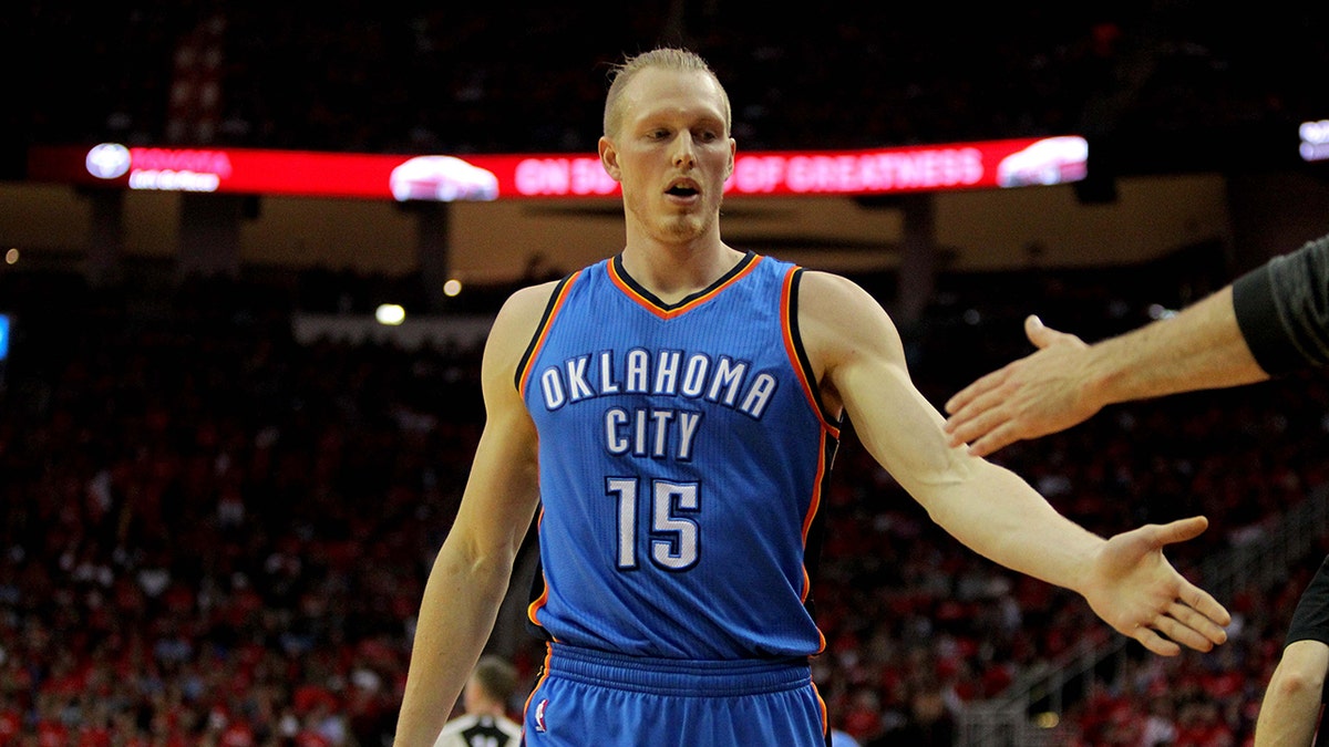 Kyle singler high five teammate