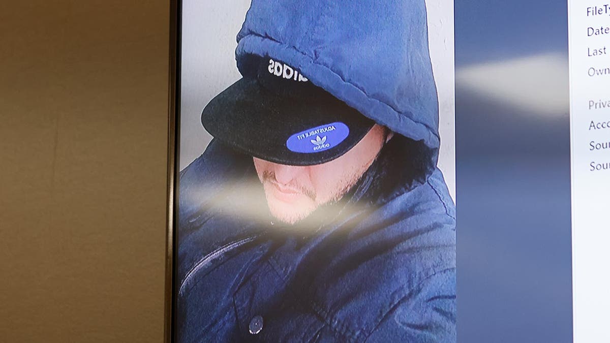 Una imagen de archivo de José Ibarra presentada como prueba en la que aparece con una gorra y una sudadera con capucha