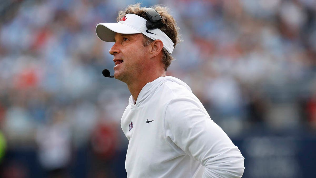 Lane Kiffin mira