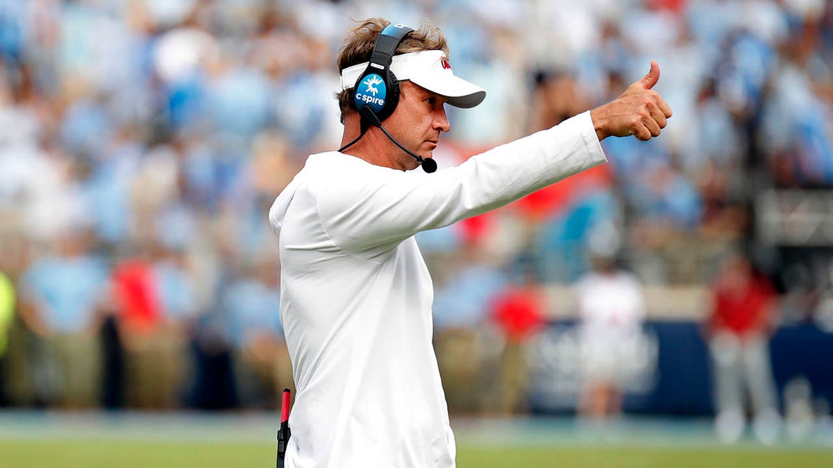 Lane Kiffin hace señales a los jugadores