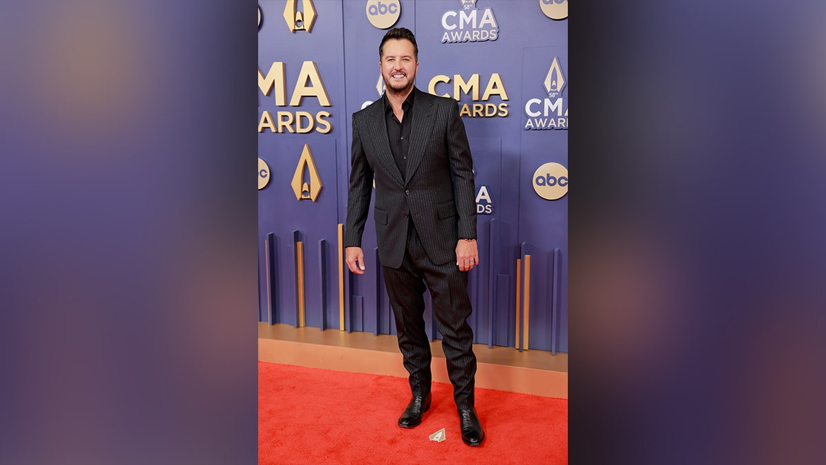 Luke Bryan, one of the 2024 CMA Awards hosts, walked the red carpet in a black suit.