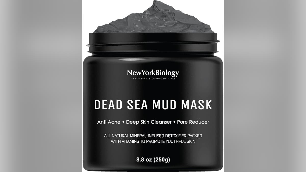 This New York Biology Dead Sea mud disguise  works   for each  tegument  types.