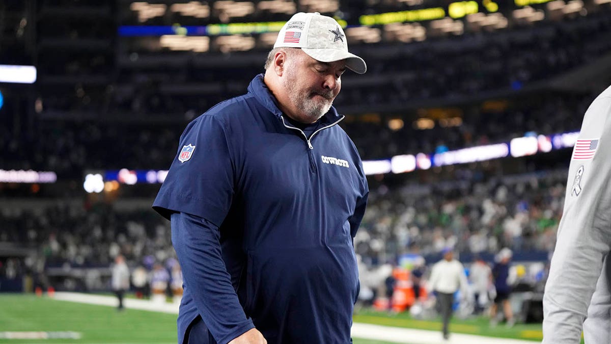 Mike McCarthy berjalan keluar lapangan