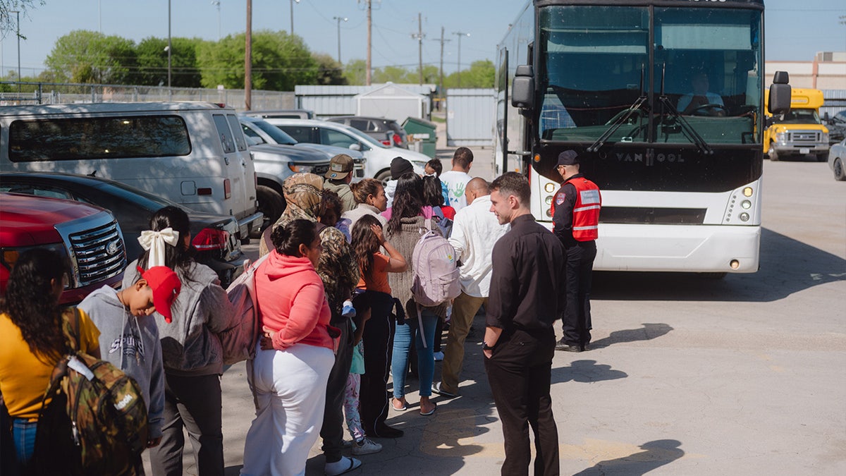 Para migran menaiki bus yang disponsori negara ke New York