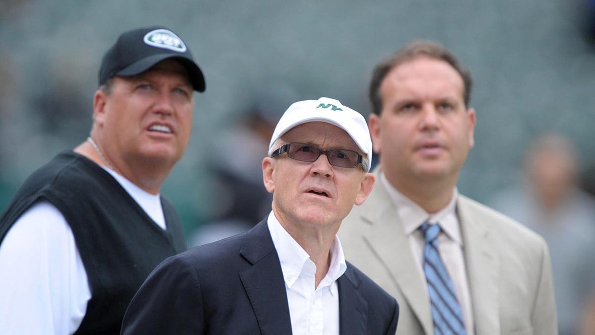 Mike Tannenbaum, Rex Ryan dan Woody Johnson mendongak