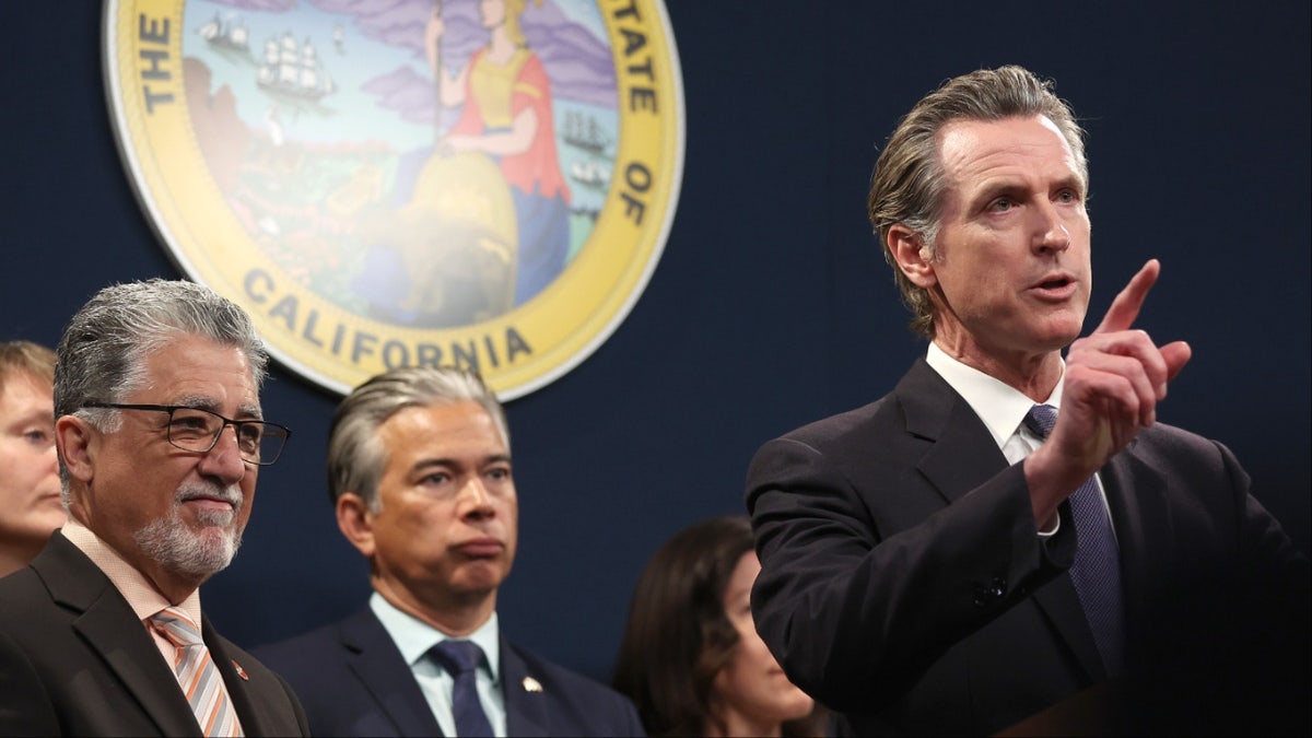 El gobernador de California Gavin Newsom, señalando