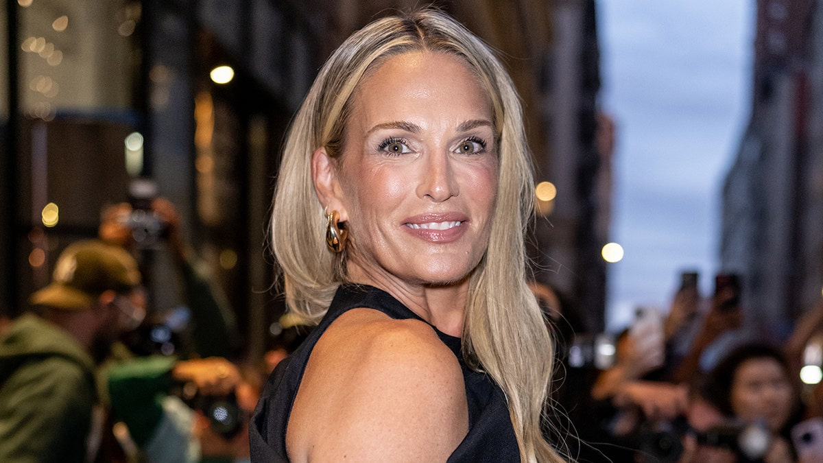 molly-sims1 Actress Molly Sims Posts Bikini Photo in Family Beach Day Relaxing