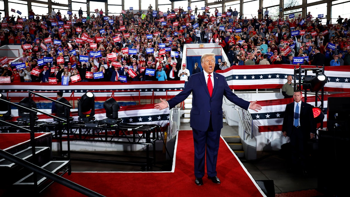 El candidato presidencial republicano, el ex presidente Donald Trump  sube al escenario durante un mitin de campaña en el J.S. Dorton Arena el 4 de noviembre de 2024 en Raleigh, Norte Carolina.