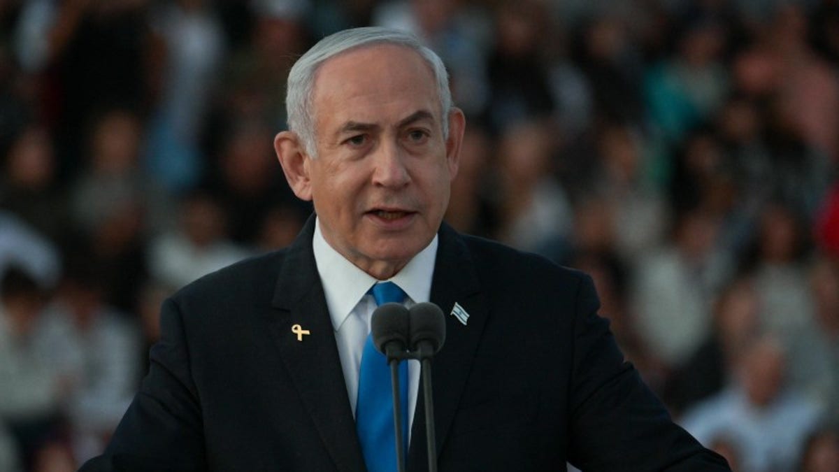 El Primer Ministro Benjamín Netanyahu habla en la ceremonia de graduación del Curso de Oficiales de las FDI en una base de entrenamiento de las FDI.