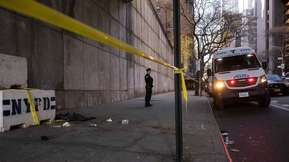 Polizeibeamte arbeiten am Montag am Ort eines Messeranfalls in der Nähe des Hauptquartiers der Vereinten Nationen in New York.