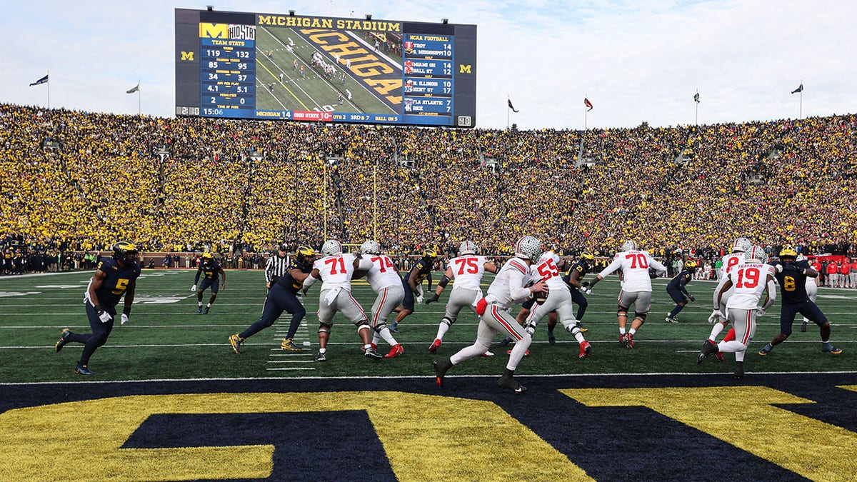 Ohio State Buckeyes backmost   rolls out