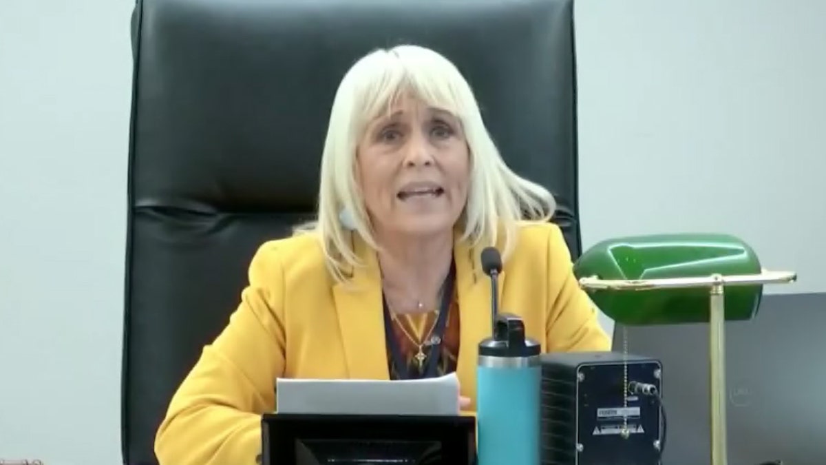 La comisaria del condado de Bucks, Diane Ellis-Marseglia, lleva un blaser amarillo mientras se disculpa ante el público