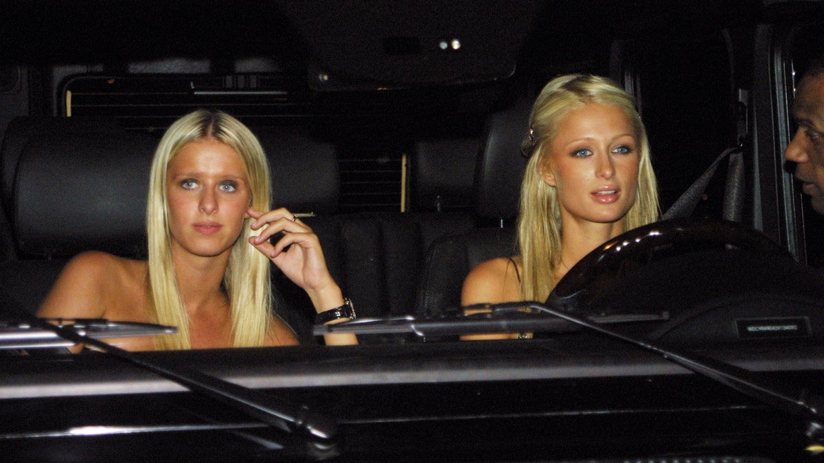 Nicky Hilton y Paris Hilton en un coche fotografiados por paparazzi