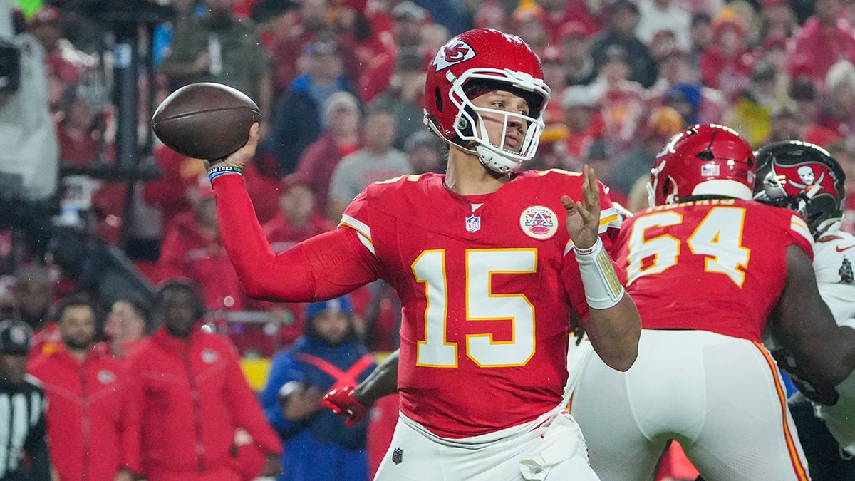 Patrick Mahomes lanza