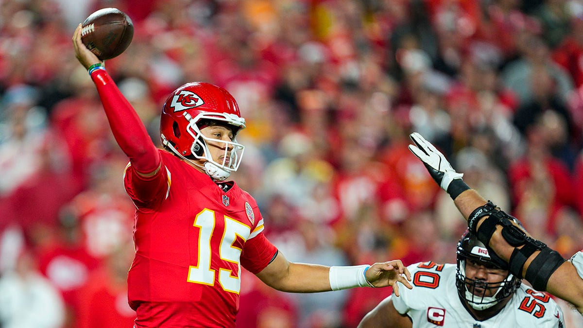 Patrick Mahomes lanza