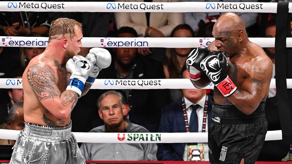 Jake Paul dan Mike Tyson di atas ring