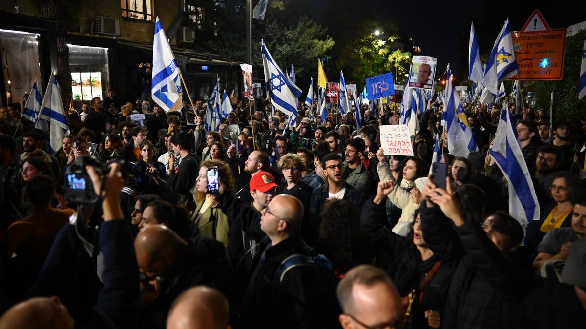 Demonstrators angry at Prime Minister Netanyahu’s firing of Defense Minister Gallant rushed out to protest in front of the Prime Minister's private apartment in Jerusalem.  