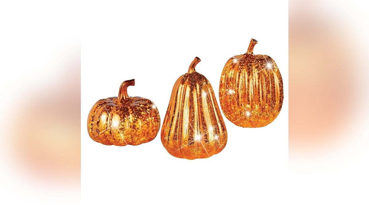 Un conjunto de calabaza y calabaza iluminadas de Wayfair da un tono cálido y acogedor a tu cocina como centro de mesa perfecto.