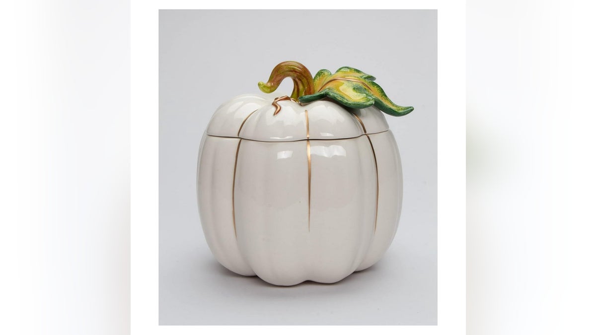 Festive and practical, this pumpkin-shaped ceramic cookie jar will add a touch of charm to your countertop. 