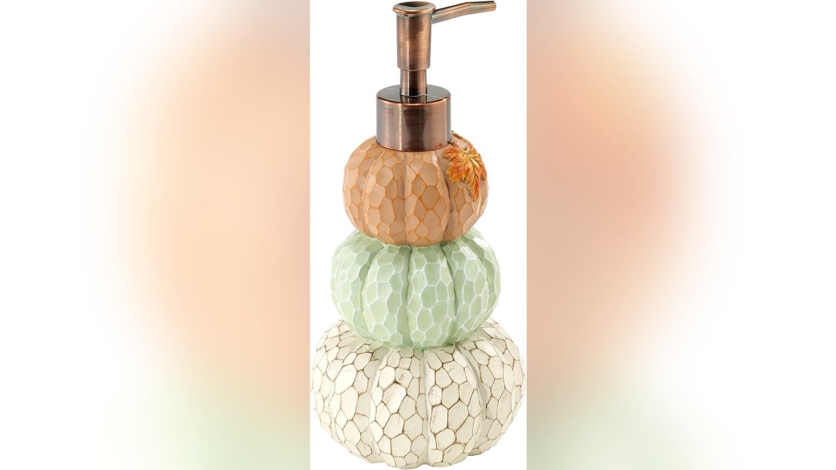 Una figurada pila de calabazas con crestas pintadas a mano hacen de esta pieza de Amazon un elemento imprescindible para el fregadero de tu cocina.