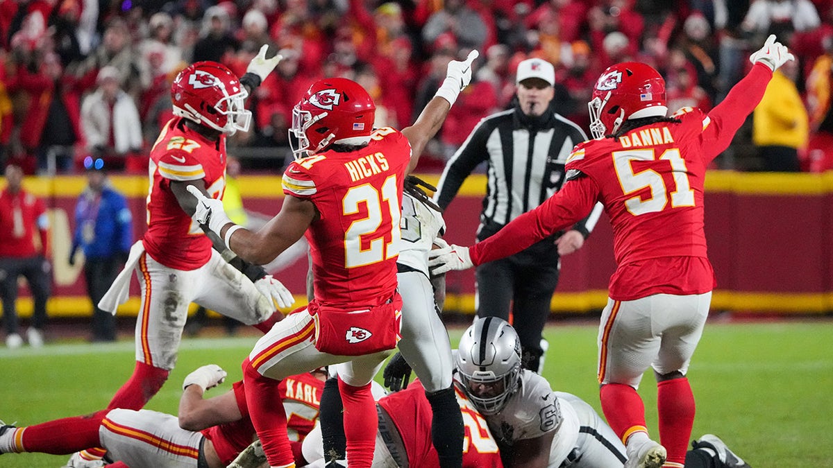 Chiefs recover a fumbled snap