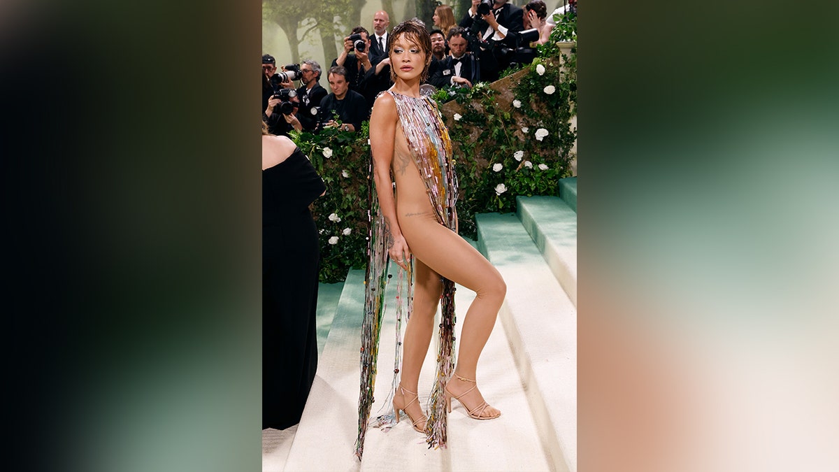 Rita Ora mengenakan gaun telanjang terbuka di Met Gala 2024