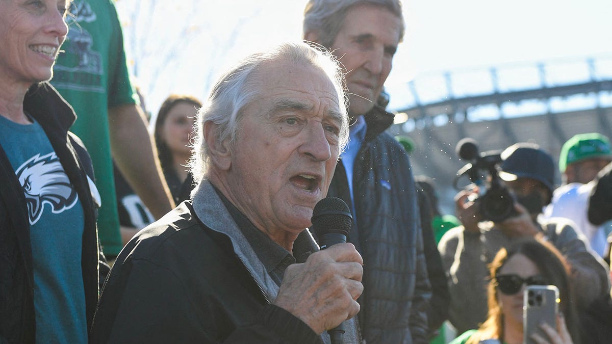 De Niro at an Eagles game