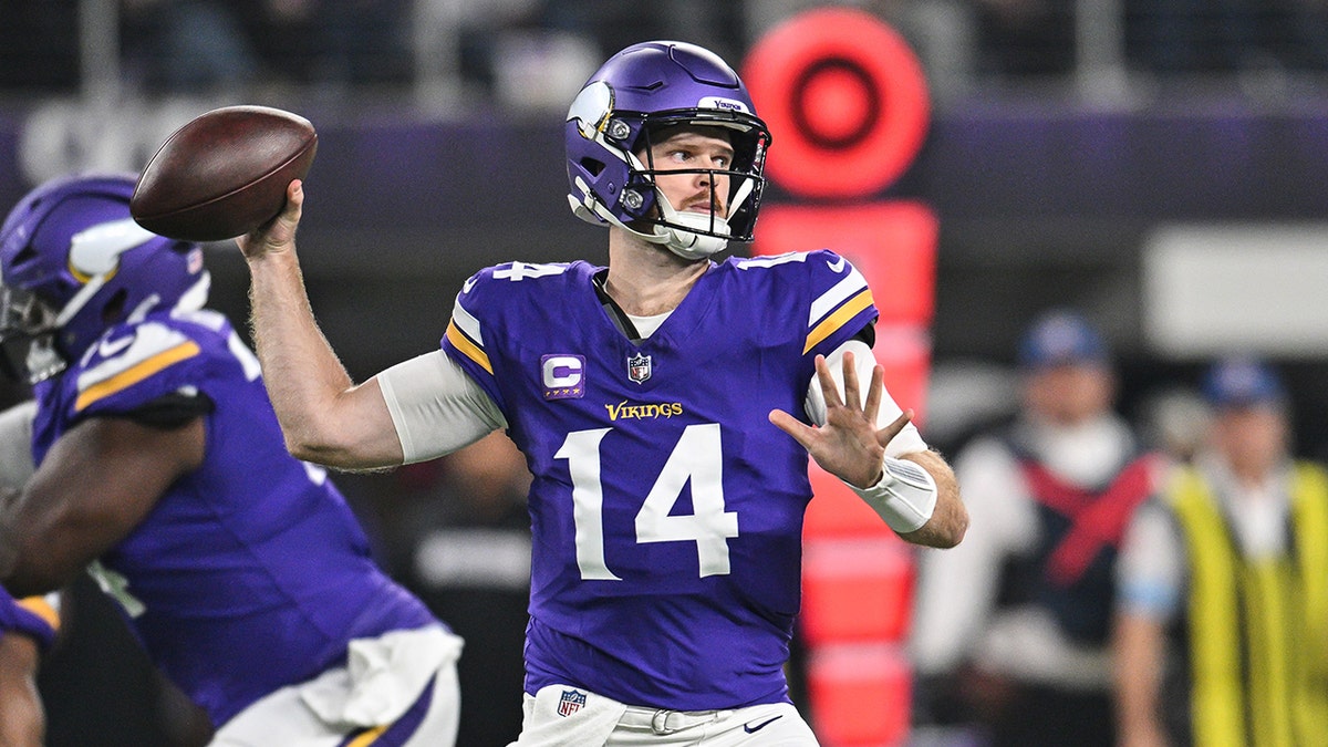 Sam Darnold throws a pass