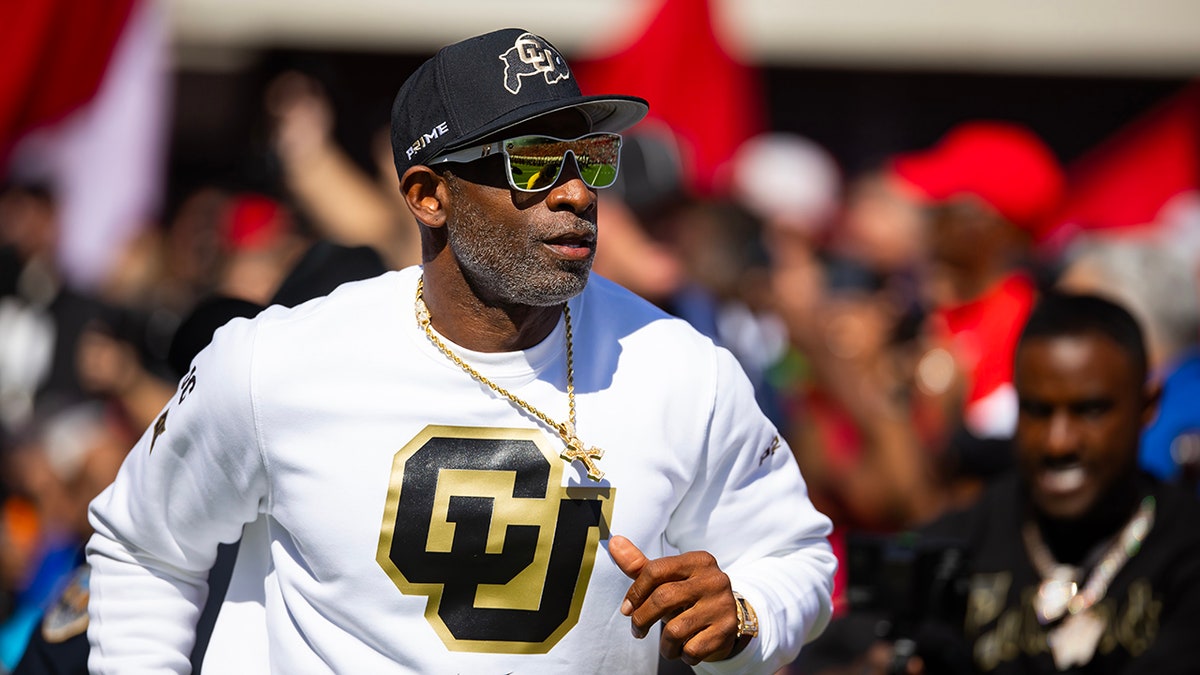 Deion Sanders aleargă pe teren