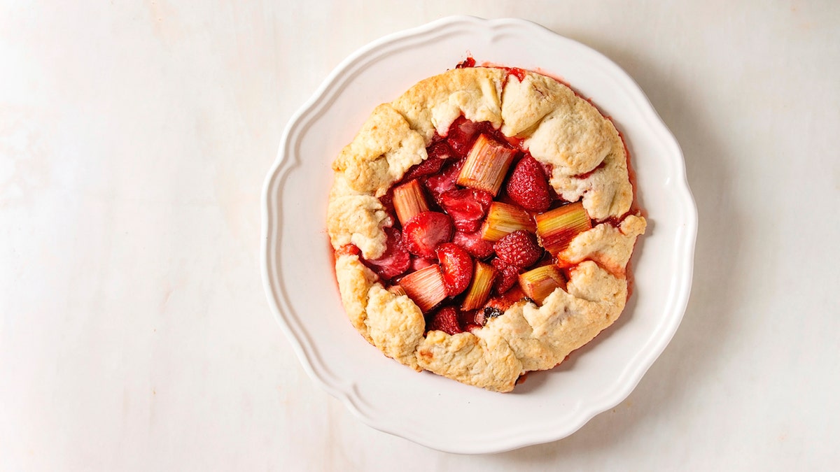 Strawberry rhubarb pie