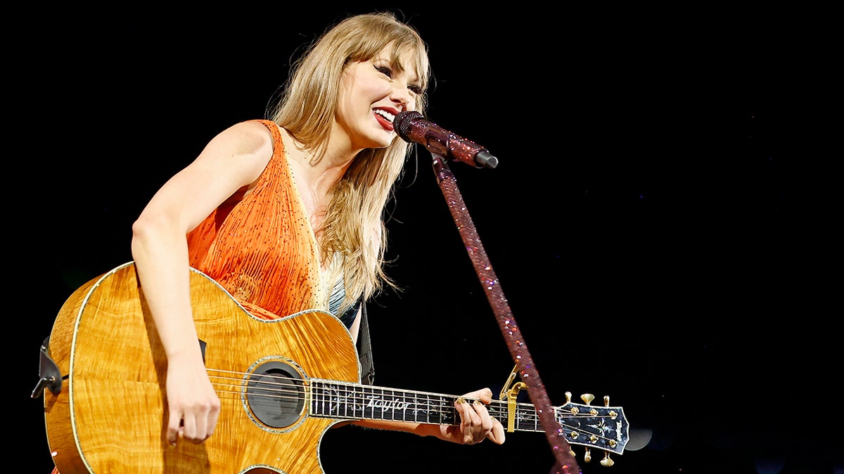 Taylor Swift tampil