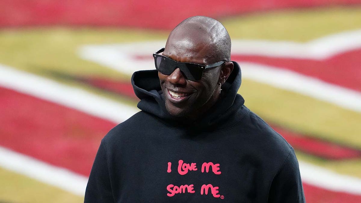 Terrell Owens berdiri di lapangan sepak bola