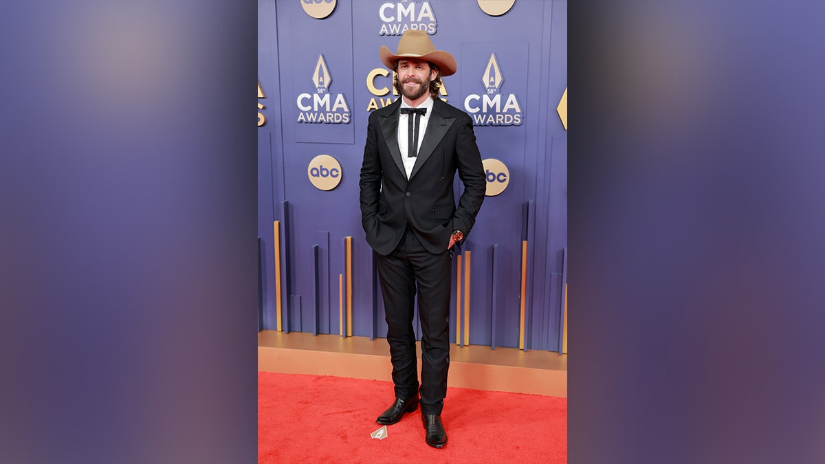 Thomas Rhett attended the 2024 CMA Awards in a black suit and light brown cowboy hat.