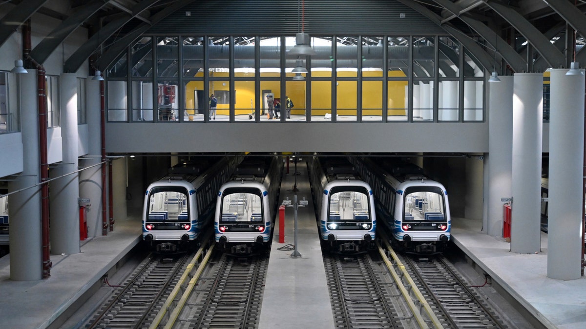 Züge parken an der U-Bahn-Station in Griechenland