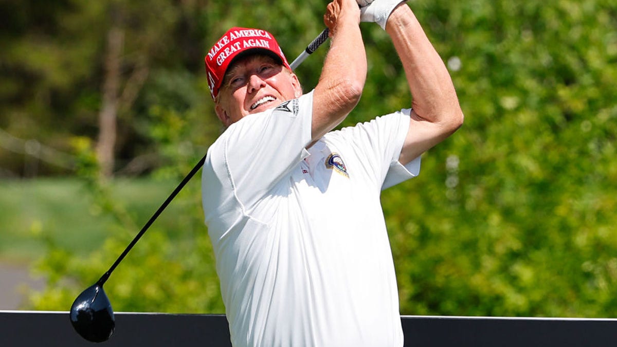 Trump plays golf