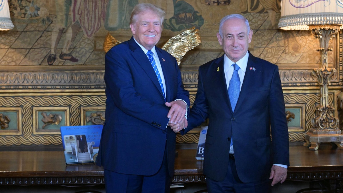 Trump and Netanyahu astatine  Mar-a-Lago