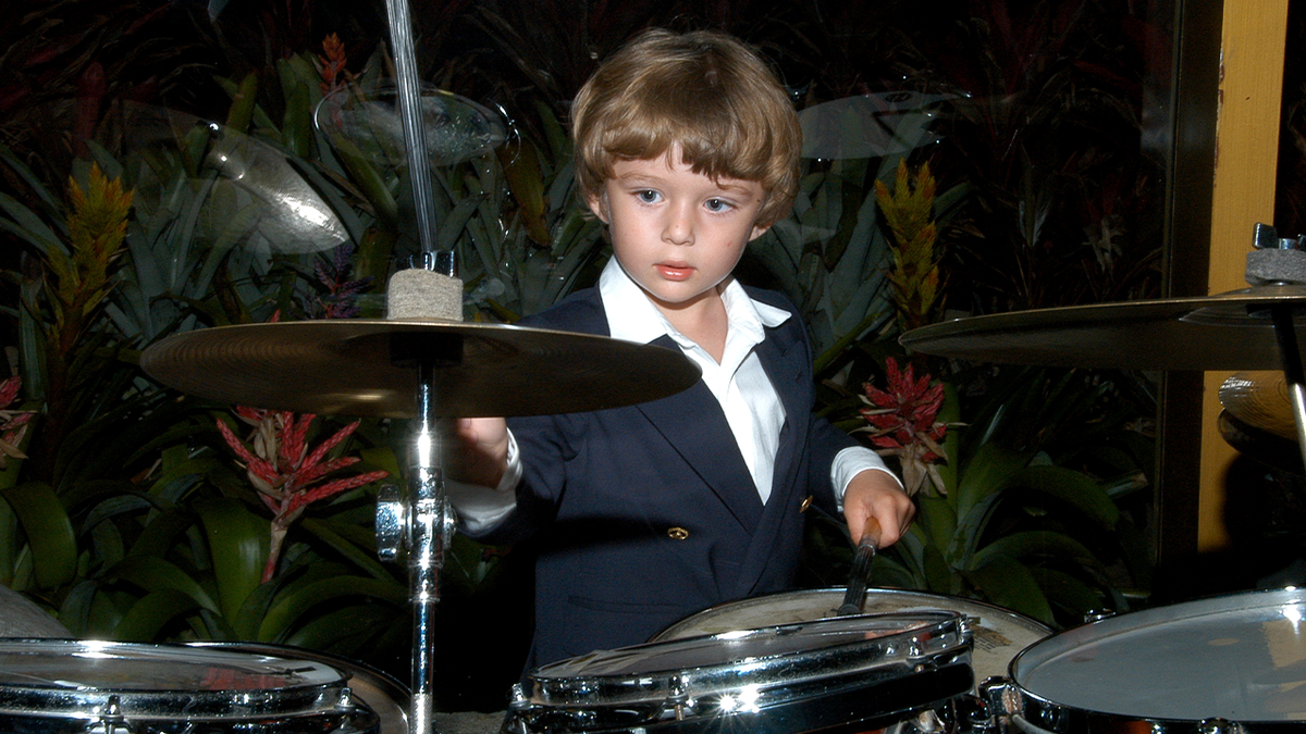 Barron Trump dengan drum