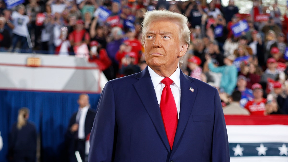 El candidato presidencial republicano, el ex presidente Donald Trump  sube al escenario durante un mitin de campaña en el J.S. Dorton Arena el 4 de noviembre de 2024 en Raleigh, Norte Carolina.