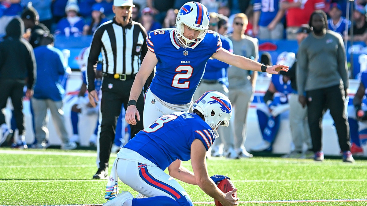 Tyler Bass kicks field goal