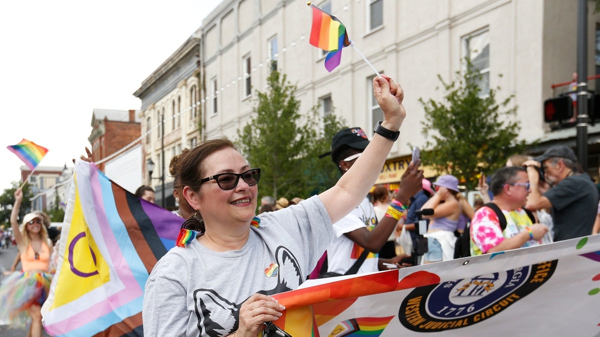 DA untuk Wilayah Peradilan Barat Georgia Deborah Gonzalez mengambil bagian dalam Parade Kebanggaan Athena perdana di pusat kota Athens, Ga., pada hari Minggu, 12 Juni 2022. Athens Pride diselenggarakan oleh Athens Pride and Queer Collective.