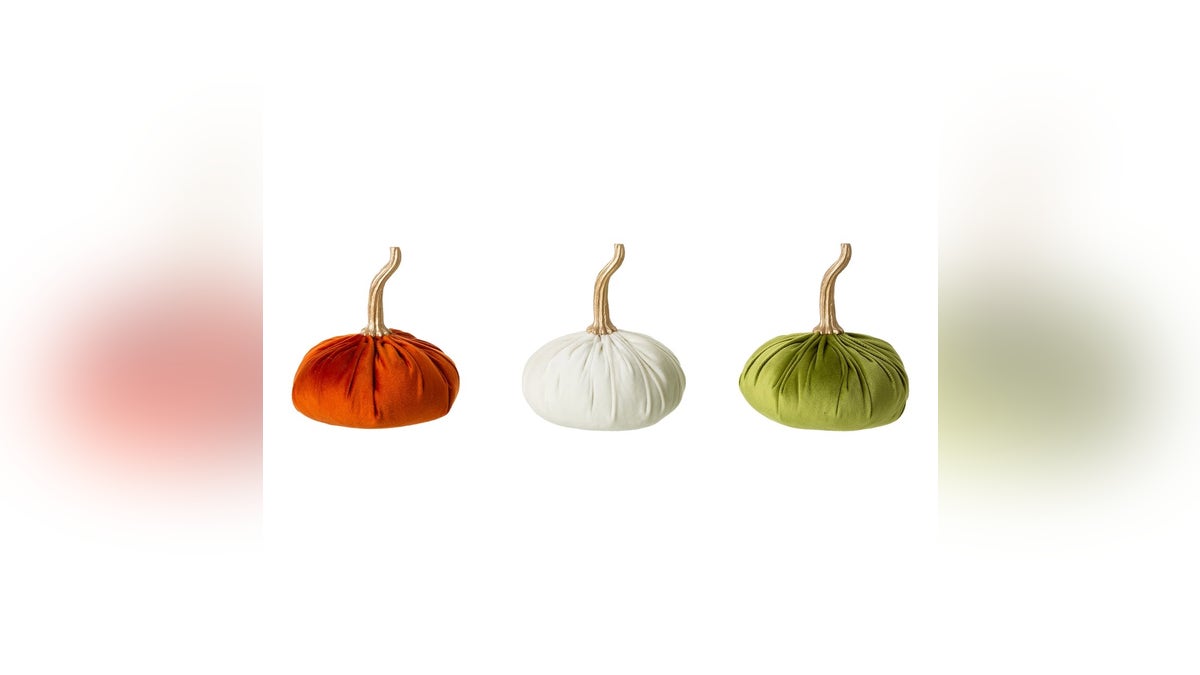 The three-piece velvet pumpkin gives a feeling of softness and elegance. 