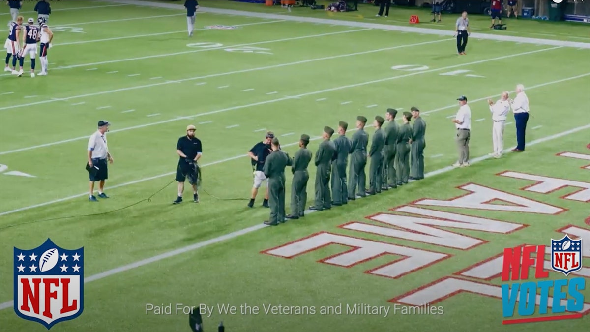 Veteranos en el campo en el juego de la NFL