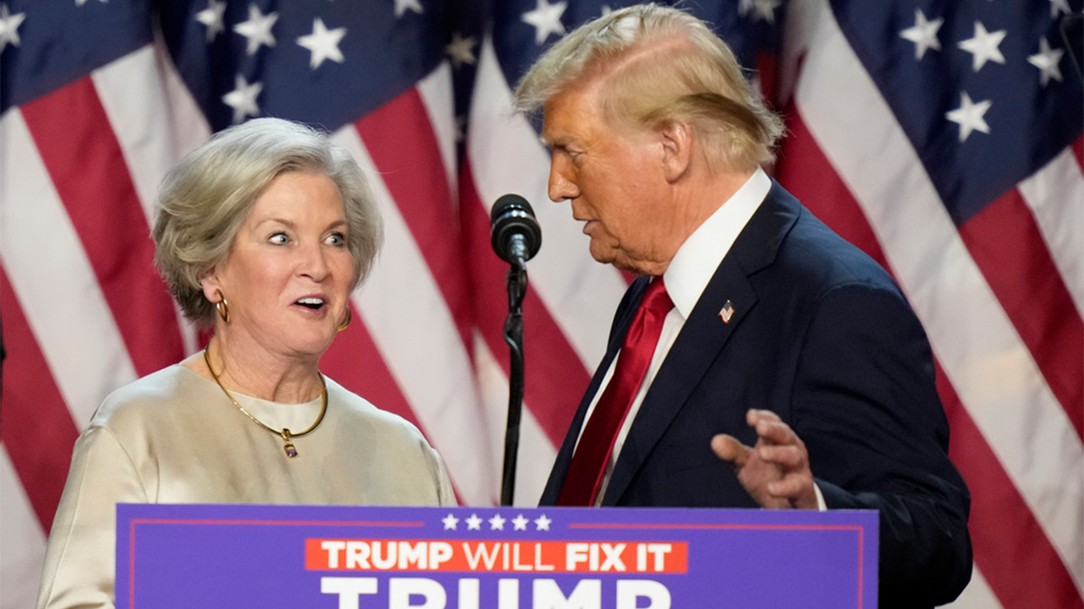 Susie Wiles en el escenario con Donald Trump