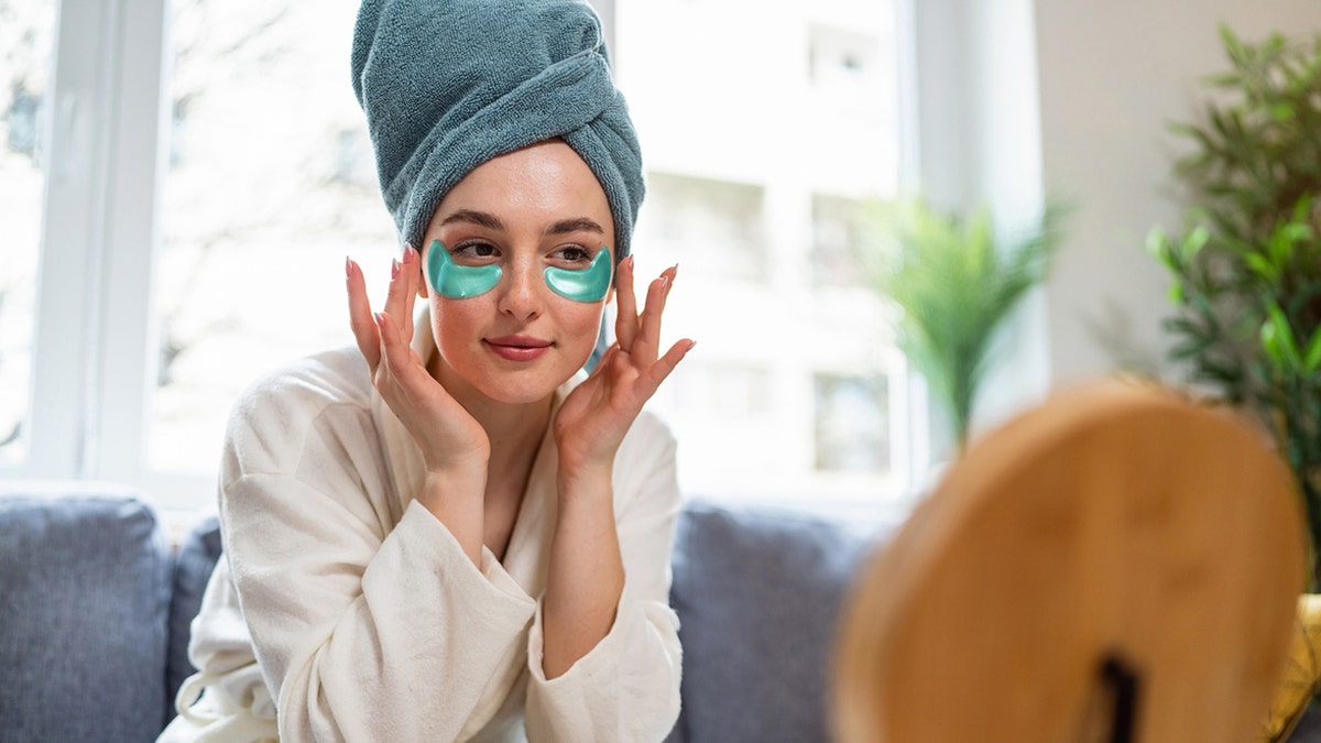 Seorang wanita mengenakan masker di bawah mata