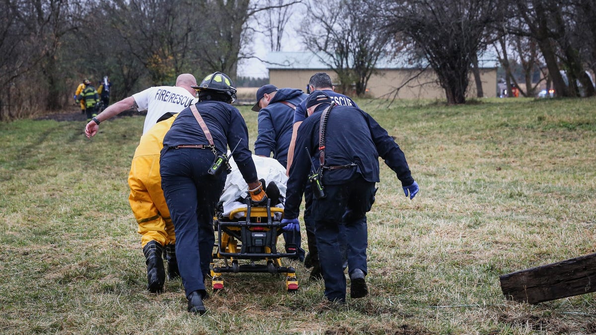 Hombre trasladado al hospital tras quedar atrapado debajo de un tractor en un arroyo