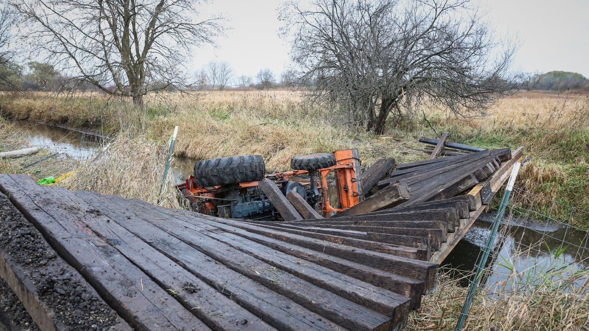 Tractor en un arroyo tras el derrumbe de un puente