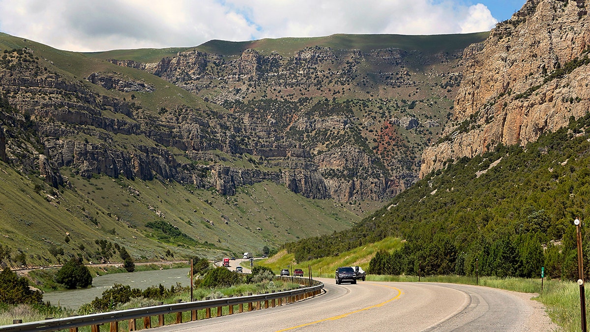 Der Wind River und der US Highway 20 verlaufen durch eine tiefe und malerische Schlucht zwischen den Städten Shoshoni und Thermopolis im Zentrum von Wyoming. 