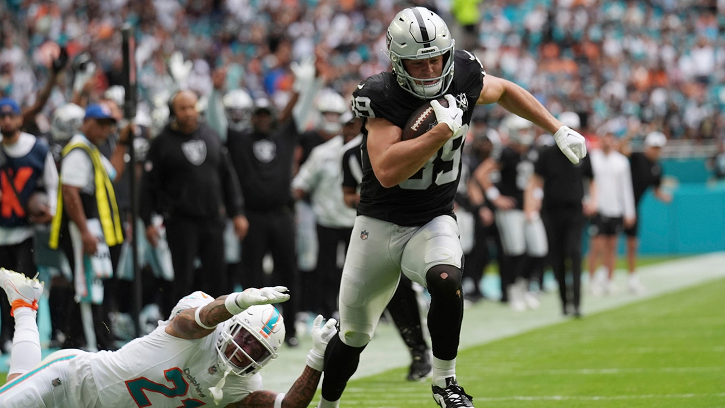 Raiders' Bowers Joins NFL Trend with Trump-Inspired Touchdown Celebration