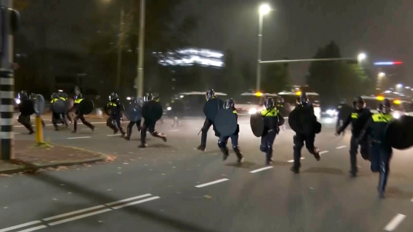 amsterdam-police نتنياهو يدين المذبحة المعادية للسامية في أمستردام، ويحذر من أن هجمات زعماء العالم سوف تنتشر إذا لم يتحركوا