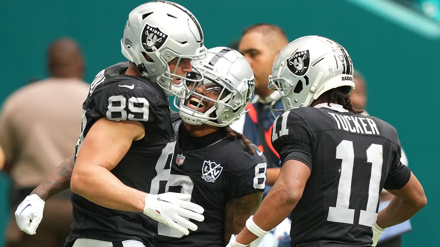 Raiders' Bowers Joins NFL Trend with Trump-Inspired Touchdown Celebration